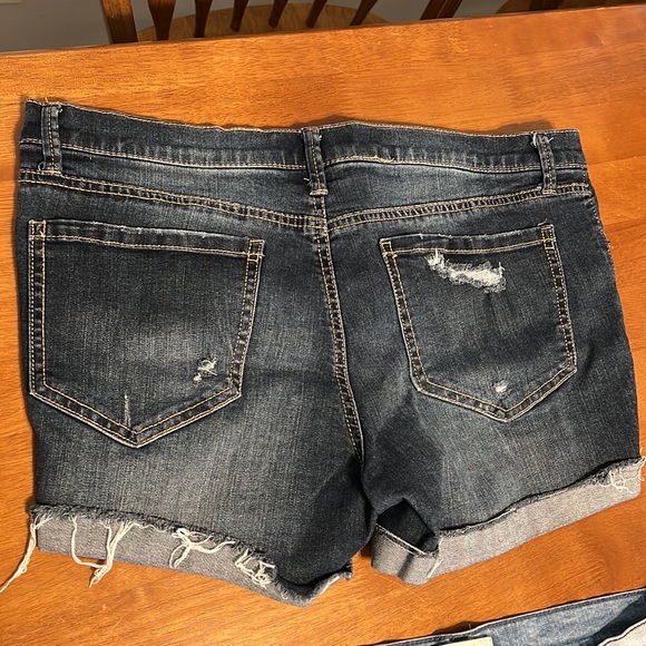 Bundle of distressed Mudd Low Rise MIDI shorts - Picture 4 of 8